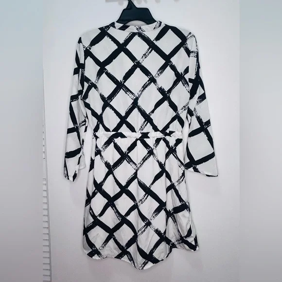 Black and White Geometric Dress - Picture 4 of 11